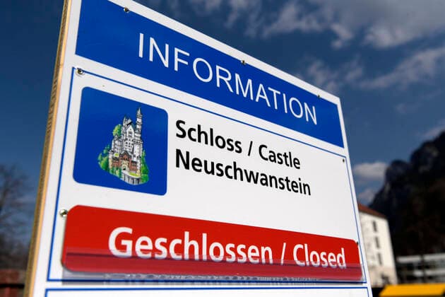09.04.2020, Füssen im Allgäu, Negative Auswirkungen wegen der Corona-Virus-Pandemie auf den Tourismus im Allgäu, normal ein Touristen-Hotspot, die Schlösser in Bayern sind jetzt alle verwaist, hier der Parkplatz unter dem Schloss Neuschwanstein. Kein einziges Auto in dem sonst überfüllten Gelände um die Schlösser. An der Parkschranke steht das Schild: Geschlossen. Alle Schlösser sind derzeit geschlossen. 09.04.2020, Auswirkungen Tourismus wegen Corona-Virus 09.04.2020, Auswirkungen Tourismus wegen Corona-Virus