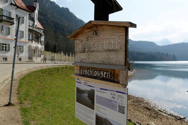 09.04.2020, Füssen im Allgäu, Negative Auswirkungen wegen der Corona-Virus-Pandemie auf den Tourismus im Allgäu, normal ein Touristen-Hotspot, die Schlösser in Bayern sind jetzt alle verwaist, hier der Alpsee unter dem Schloss Hohenschwangau. Das Alpseebad ist Geschlossen. 09.04.2020, Auswirkungen Tourismus wegen Corona-Virus 09.04.2020, Auswirkungen Tourismus wegen Corona-Virus