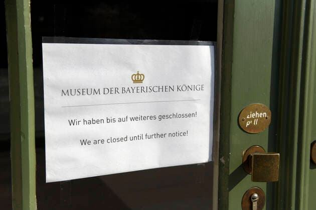 09.04.2020, Füssen im Allgäu, Negative Auswirkungen wegen der Corona-Virus-Pandemie auf den Tourismus im Allgäu, normal ein Touristen-Hotspot, die Schlösser in Bayern sind jetzt alle verwaist, hier am Alpsee unter dem Schloss Hohenschwangau beim Museum der Bayerischen Könige. Wir haben bis auf weiteres geschlossen! 09.04.2020, Auswirkungen Tourismus wegen Corona-Virus 09.04.2020, Auswirkungen Tourismus wegen Corona-Virus