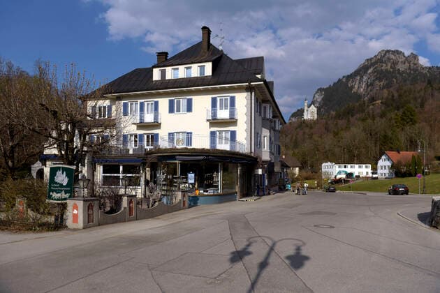 09.04.2020, Füssen im Allgäu, Negative Auswirkungen wegen der Corona-Virus-Pandemie auf den Tourismus im Allgäu, normal ein Touristen-Hotspot, die Schlösser in Bayern sind jetzt alle verwaist, hier am Alpsee unter dem Schloss Hohenschwangau. Ein Souvenierladen hat geschlossen. 09.04.2020, Auswirkungen Tourismus wegen Corona-Virus 09.04.2020, Auswirkungen Tourismus wegen Corona-Virus