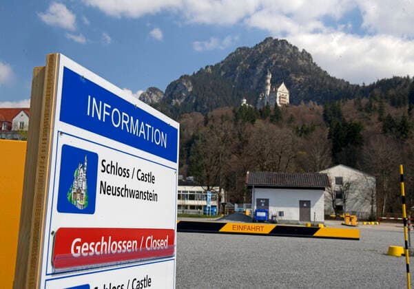 09.04.2020, Füssen im Allgäu, Negative Auswirkungen wegen der Corona-Virus-Pandemie auf den Tourismus im Allgäu, normal ein Touristen-Hotspot, die Schlösser in Bayern sind jetzt alle verwaist, hier der Parkplatz unter dem Schloss Neuschwanstein. Kein einziges Auto in dem sonst überfüllten Gelände um die Schlösser. An der Parkschranke steht das Schild: Geschlossen. Alle Schlösser sind derzeit geschlossen. Auch Hohenschwangau. 09.04.2020, Auswirkungen Tourismus wegen Corona-Virus 09.04.2020, Auswirkungen Tourismus wegen Corona-Virus