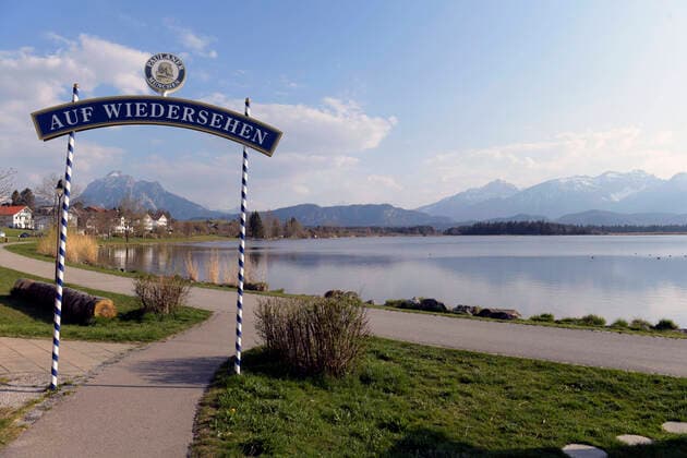 09.04.2020, Hopfen im Allgäu, Negative Auswirkungen wegen der Corona-Virus-Pandemie auf den Tourismus im Allgäu, normal ein Touristen-Hotspot, Die Promenad am Hopfensee bei Füssen im Allgäu ist jetzt verwaist, hier ein Brauereischild an einem Biergarten. Auf Wiedersehen 09.04.2020, Auswirkungen Tourismus wegen Corona-Virus 09.04.2020, Auswirkungen Tourismus wegen Corona-Virus