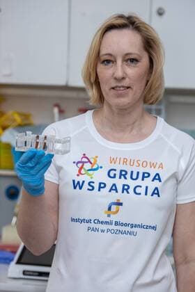 Polish scietists have developed their own test for SARS-CoV-2 detection dr Luiza Handschuh wears a T-shirt with a slogan that reads: Virus Support Group Polish scientists of the Institute of Bioorganic Chemistry Polish Academy of the Sciences have developed their own test for SARS-CoV-2 detection on April 10, 2020 in Poznan, Poland. EN_01424292_0004 