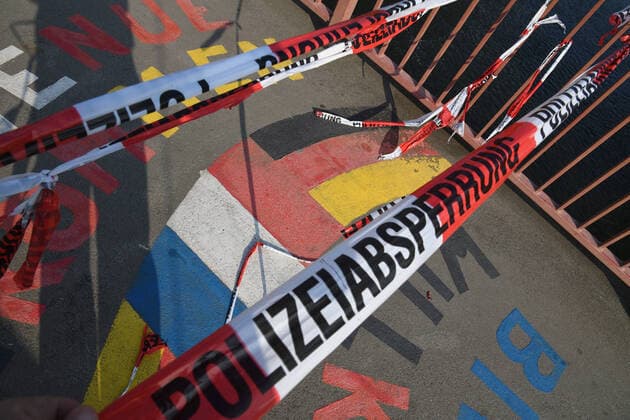 Im Saarländischen Ort Kleinblittersdorf (Freundschaftsbrücke nach Großblittersdorf in Frankreich) ist wegen der Corona-Pandemie am Karfreitag (10.4.2020) die Grenze zwischen Deutschland und Frankreich geschlossen. Die Grenzsperung wegen des Corona-Virus ist ein historisches und einschneidendes Erlebnis für die Menschen.