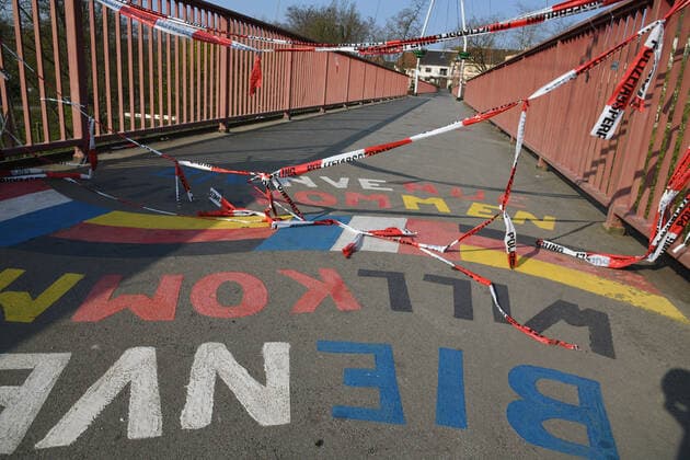 Im Saarländischen Ort Kleinblittersdorf (Freundschaftsbrücke nach Großblittersdorf in Frankreich) ist wegen der Corona-Pandemie am Karfreitag (10.4.2020) die Grenze zwischen Deutschland und Frankreich geschlossen. Die Grenzsperung wegen des Corona-Virus ist ein historisches und einschneidendes Erlebnis für die Menschen.