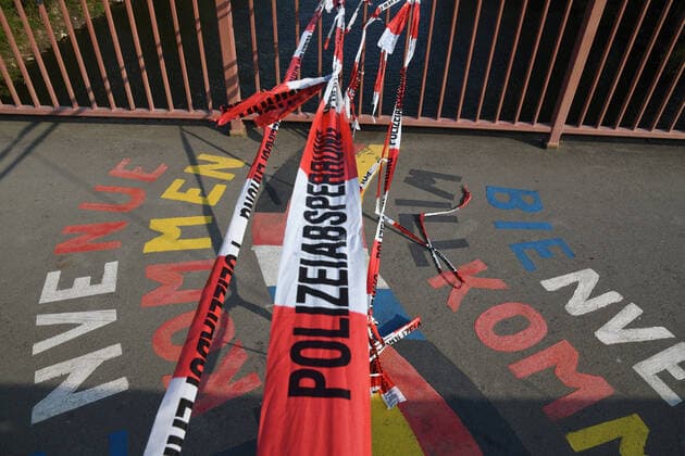 Im Saarländischen Ort Kleinblittersdorf (Freundschaftsbrücke nach Großblittersdorf in Frankreich) ist wegen der Corona-Pandemie am Karfreitag (10.4.2020) die Grenze zwischen Deutschland und Frankreich geschlossen. Die Grenzsperung wegen des Corona-Virus ist ein historisches und einschneidendes Erlebnis für die Menschen.