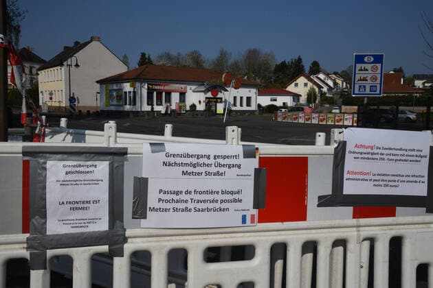 Im Saarländischen Ort Hanweiler ist wegen der Corona-Pandemie am Karfreitag (10.4.2020) die Grenze zwischen Deutschland und Frankreich geschlossen. Die Grenzsperung wegen des Corona-Virus ist ein historisches und einschneidendes Erlebnis für die Menschen.