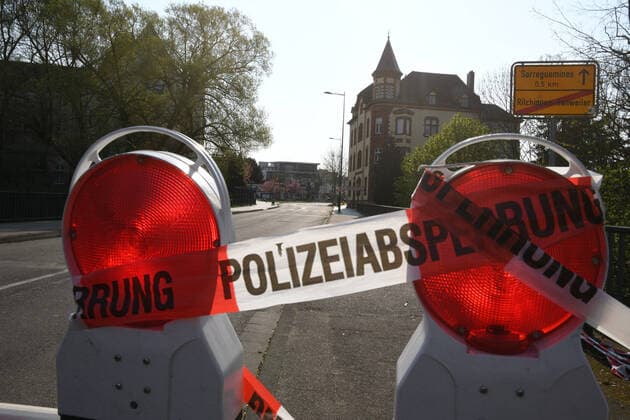 Im Saarländischen Ort Hanweiler ist wegen der Corona-Pandemie am Karfreitag (10.4.2020) die Grenze zwischen Deutschland und Frankreich geschlossen. Die Grenzsperung wegen des Corona-Virus ist ein historisches und einschneidendes Erlebnis für die Menschen.