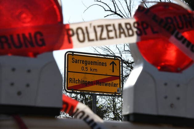 Im Saarländischen Ort Hanweiler ist wegen der Corona-Pandemie am Karfreitag (10.4.2020) die Grenze zwischen Deutschland und Frankreich geschlossen. Die Grenzsperung wegen des Corona-Virus ist ein historisches und einschneidendes Erlebnis für die Menschen.