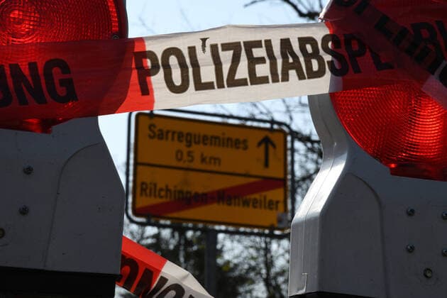 Im Saarländischen Ort Hanweiler ist wegen der Corona-Pandemie am Karfreitag (10.4.2020) die Grenze zwischen Deutschland und Frankreich geschlossen. Die Grenzsperung wegen des Corona-Virus ist ein historisches und einschneidendes Erlebnis für die Menschen.