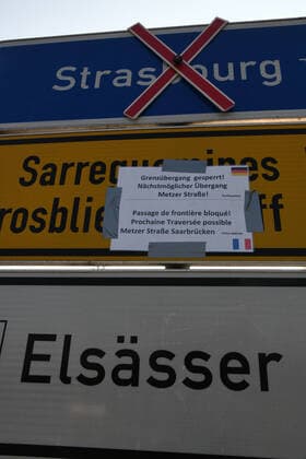 News Bilder des Tages Im Saarländischen Ort Kleinblittersdorf (Bundesstrasse) ist wegen der Corona-Pandemie am Karfreitag (10.4.2020) die Grenze zwischen Deutschland und Frankreich geschlossen. Die Grenzsperung wegen des Corona-Virus ist ein historisches und einschneidendes Erlebnis für die Menschen.