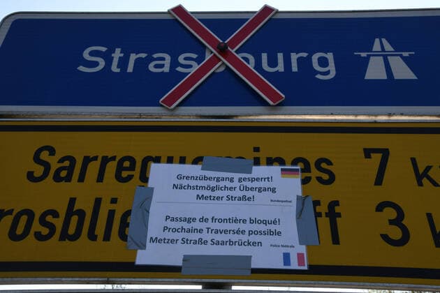 Im Saarländischen Ort Kleinblittersdorf (Bundesstrasse) ist wegen der Corona-Pandemie am Karfreitag (10.4.2020) die Grenze zwischen Deutschland und Frankreich geschlossen. Die Grenzsperung wegen des Corona-Virus ist ein historisches und einschneidendes Erlebnis für die Menschen.