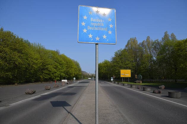 Im Saarländischen Ort Kleinblittersdorf (Bundesstrasse) ist wegen der Corona-Pandemie am Karfreitag (10.4.2020) die Grenze zwischen Deutschland und Frankreich geschlossen. Die Grenzsperung wegen des Corona-Virus ist ein historisches und einschneidendes Erlebnis für die Menschen.