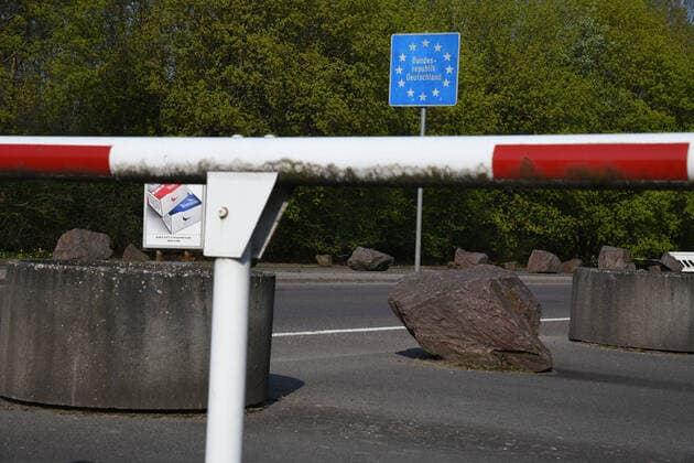 Im Saarländischen Ort Kleinblittersdorf (Bundesstrasse) ist wegen der Corona-Pandemie am Karfreitag (10.4.2020) die Grenze zwischen Deutschland und Frankreich geschlossen. Die Grenzsperung wegen des Corona-Virus ist ein historisches und einschneidendes Erlebnis für die Menschen.