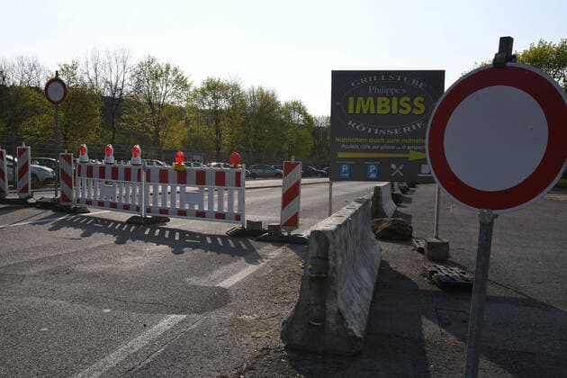 Im Saarländischen Ort Kleinblittersdorf (Bundesstrasse) ist wegen der Corona-Pandemie am Karfreitag (10.4.2020) die Grenze zwischen Deutschland und Frankreich geschlossen. Die Grenzsperung wegen des Corona-Virus ist ein historisches und einschneidendes Erlebnis für die Menschen.