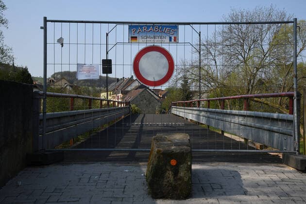 Im Saarländischen Ort Bliesmengen-Bolchen ist wegen der Corona-Pandemie am Karfreitag (10.4.2020) die Grenze zwischen Deutschland und Frankreich geschlossen. Die Grenzsperung wegen des Corona-Virus ist ein historisches und einschneidendes Erlebnis für die Menschen.