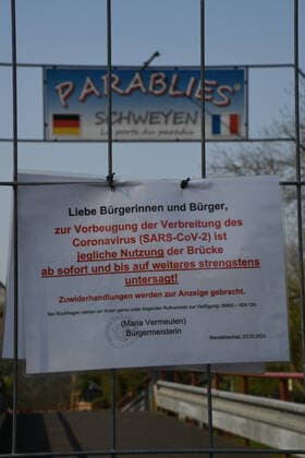 Im Saarländischen Ort Bliesmengen-Bolchen ist wegen der Corona-Pandemie am Karfreitag (10.4.2020) die Grenze zwischen Deutschland und Frankreich geschlossen. Die Grenzsperung wegen des Corona-Virus ist ein historisches und einschneidendes Erlebnis für die Menschen.