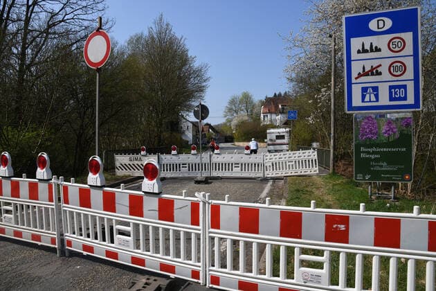 Im Saarländischen Ort Brenschelbach ist wegen der Corona-Pandemie am Karfreitag (10.4.2020) die Grenze zwischen Deutschland und Frankreich geschlossen. Die Grenzsperung wegen des Corona-Virus ist ein historisches und einschneidendes Erlebnis für die Menschen.