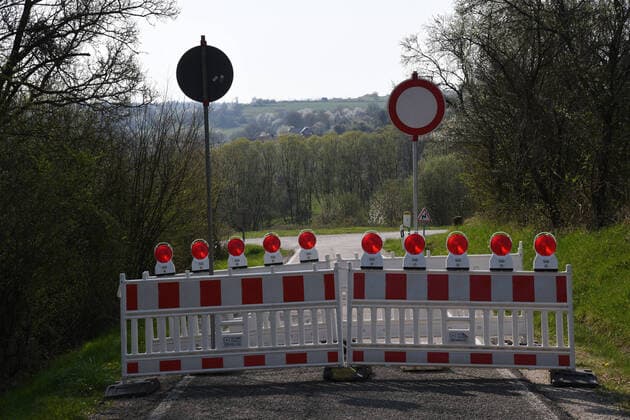 Im Saarländischen Ort Niedergailbach ist wegen der Corona-Pandemie am Karfreitag (10.4.2020) die Grenze zwischen Deutschland und Frankreich geschlossen. Die Grenzsperung wegen des Corona-Virus ist ein historisches und einschneidendes Erlebnis für die Menschen.