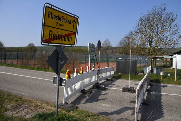 Im Saarländischen Ort Reinheim ist wegen der Corona-Pandemie am Karfreitag (10.4.2020) die Grenze zwischen Deutschland und Frankreich geschlossen. Die Grenzsperung wegen des Corona-Virus ist ein historisches und einschneidendes Erlebnis für die Menschen.