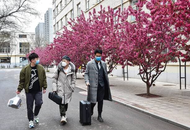 (200410) -- TAIYUAN, April 10, 2020 -- Students of Taiyuan University of Technology walk in the campus in Taiyuan, north China s Shanxi Province, April 10, 2020. The first batch of graduating students and post-graduates and doctorial students with research tasks in Shanxi resumed classes from Friday. ) CHINA-SHANXI-UNIVERSITY-CLASS-RESUMPTION (CN) ChaixTing 