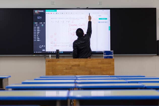 (200410) -- XIANGYANG, April 10, 2020 -- A teacher teaches online class in No. 4 High School of Xiangyang in Xiangyang, central China s Hubei Province, April 10, 2020. As the epidemic prevention and control situation continues to improve, schools in Xiangyang have carried out a series of measures to prepare for reopening. The No. 4 High School of Xiangyang has begun to organize some teachers to enter the classroom to give students online lessons on the premise of doing a good job in campus epidemic containment. (Photo by Xinhua) CHINA-HUBEI-XIANGYANG-ONLINE CLASS (CN) XiexJianfei 