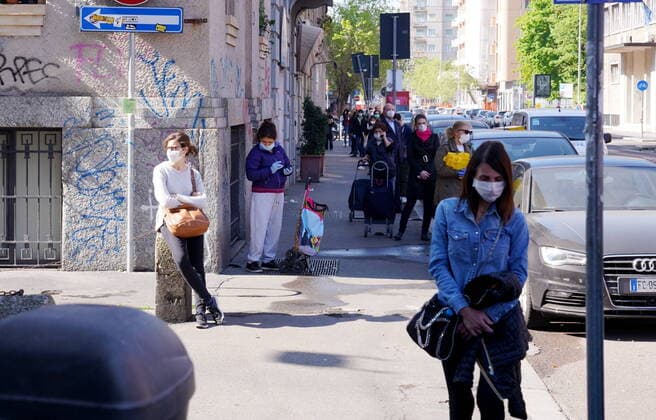 Milan, Fila, queue of people on Holy Friday at the Pam supermarket in Via Olona for coronavirus emergency (Duilio Piaggesi Fotogramma, Milan - 2020-04-10) p.s. la foto e utilizzabile nel rispetto del contesto in cui e stata scattata, e senza intento diffamatorio del decoro delle persone rappresentate  Copyright: xDuilioxPiaggesix xFOTOGRAMMAx