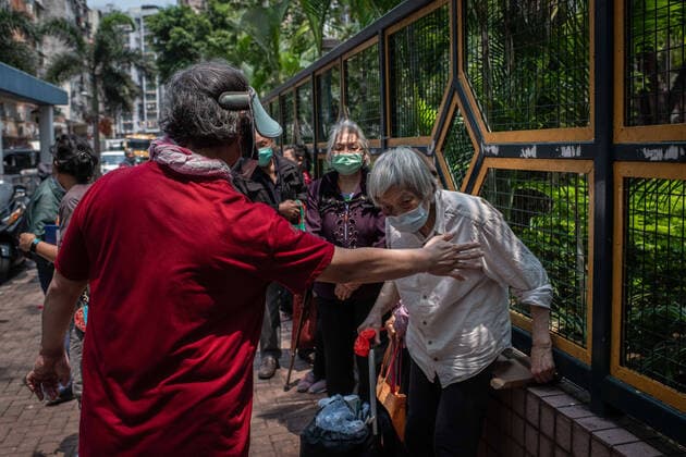 April 10, 2020, Hong Kong, China: A volunteer worker of an ImpactHK directs the homeless in queue to receive free meals during the coronavirus pandemic..As the coronavirus pandemic worsens, thousands of Hong Kong residents who live in cramped coffin homes or homeless situation are struggling to adjust to their new reality. Coronavirus cases in Hong Kong are close to the 1,000 mark. Hong Kong China - ZUMAs197 20200410_zaa_s197_019 Copyright: xSOPAxImagesx