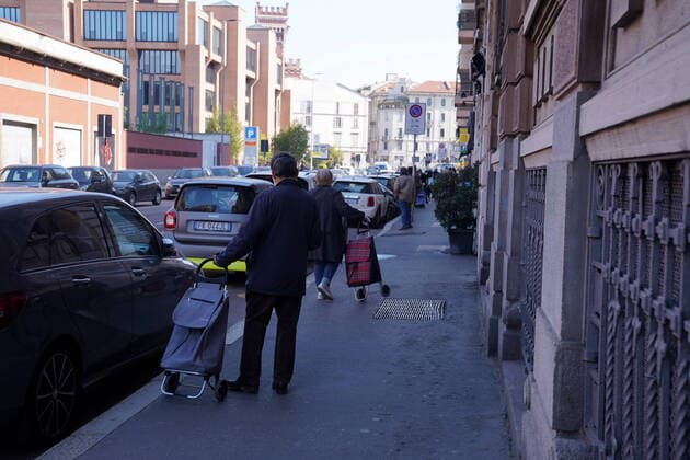 Milan, Fila, queue of people on Holy Friday at the Pam supermarket in Via Olona for coronavirus emergency (Duilio Piaggesi Fotogramma, Milan - 2020-04-10) p.s. la foto e utilizzabile nel rispetto del contesto in cui e stata scattata, e senza intento diffamatorio del decoro delle persone rappresentate  Copyright: xDuilioxPiaggesix xFOTOGRAMMAx