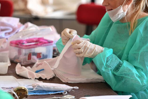 Coronavirus : Epidemie de Coronavirus Covid-19 - Atelier de fabrication de masques, ecole de Mode Cours Aline Buffet , Made In Cannes qui seront distribues a la population, Cannes Manufacturing workshop of protective masks made in Cannes that will be given to the population in Cannes - Coronavirus Covid-19 crisis Cannes 253970 2020-04-10 Cannes France  Copyright: xL.Urmanx xStarfacex STAR_253970_005
