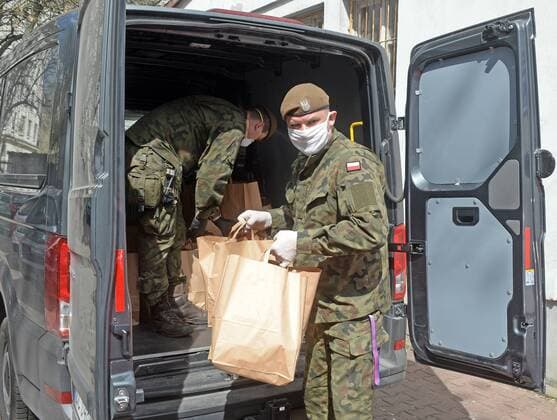 Soldiers of the Territorial Defense Forces deliver food packages before the Easter Soldiers of the Territorial Defense Forces deliver food packages before the Easter within charity action Neighbour to Neighbour to those in need during the coronavirus outbreak on April 10, 2020 in Warsaw, Poland, EN_01424278_0008 