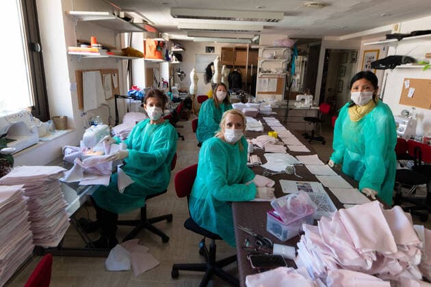Coronavirus : Epidemie de Coronavirus Covid-19 - Atelier de fabrication de masques, ecole de Mode Cours Aline Buffet , Made In Cannes qui seront distribues a la population, Cannes Manufacturing workshop of protective masks made in Cannes that will be given to the population in Cannes - Coronavirus Covid-19 crisis Cannes 253970 2020-04-10 Cannes France  Copyright: xL.Urmanx xStarfacex STAR_253970_030