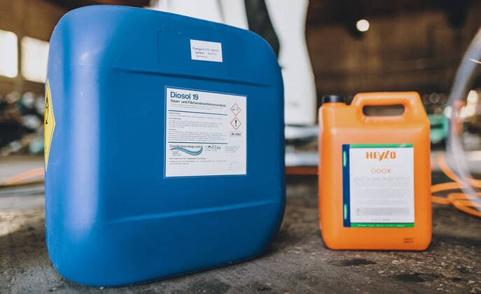 10.04.2020, Hopfgarten im Brixental, AUT, Coronaviruskrise, Oesterreich, im Bild Desinfektionsmittel waehrend der Coronavirus Pandemie vor Disinfecting products during the coronavirus pandemic, Hopfgarten im Brixental, Austria on 2020 04 10.