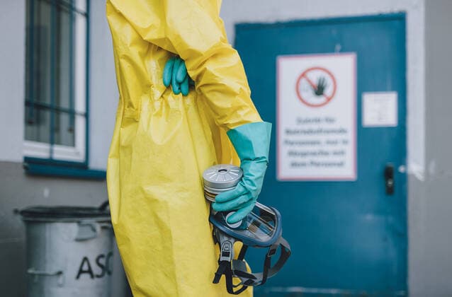 10.04.2020, Hopfgarten im Brixental, AUT, Coronaviruskrise, Oesterreich, im Bild Mitarbeiter in Schutzausruestung des Unternehmens DAKA waehrend der Coronavirus Pandemie vor Employee in Safety gear of the company DAKA during the coronavirus pandemic, Hopfgarten im Brixental, Austria on 2020 04 10.
