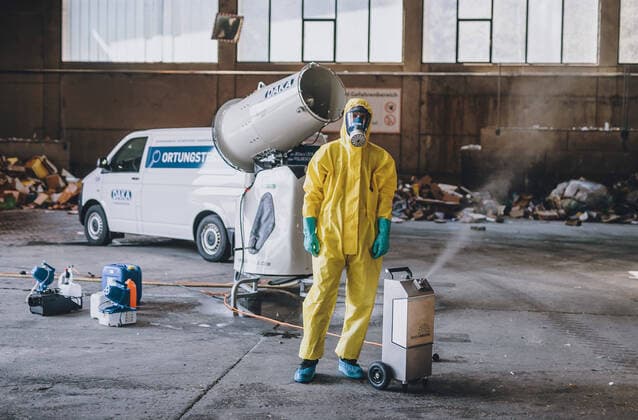 10.04.2020, Hopfgarten im Brixental, AUT, Coronaviruskrise, Oesterreich, im Bild Mitarbeiter in Schutzausruestung des Unternehmens DAKA fuehren eine Desinfektion mittels Schneekanone waehrend der Coronavirus Pandemie vor Employee in Safety gear of the company DAKA demonstrate disinfection with a snow blower during the coronavirus pandemic, Hopfgarten im Brixental, Austria on 2020 04 10.