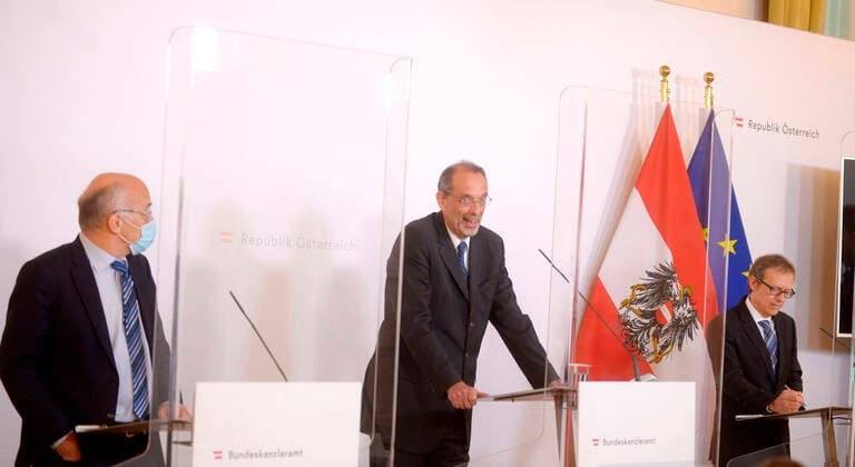 Wien 10.04.2020, Wien, AUT, Akutelle Entwicklungen zur Coronaerkrankung in Oesterreich, Pressekonferenz zu einer repraesentativen Stichprobenerhebung zu Covid19-Erkrankungen, im Bild (v.l.) Guenther Ogris (SORA), Wissenschaftsminister Heinz Fassmann (OeVP) und Christoph Hofinger (SORA) (v.l.) Guenther Ogris (SORA), Wissenschaftsminister Heinz Fassmann (OeVP) und Christoph Hofinger (SORA) during a press conference on a representative sample survey on Covid19 diseases of Austrian Goverment about the Coronavirus Pandemie at the Wien, Austria on 2020 04 10.