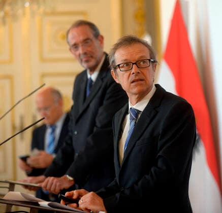 Wien 10.04.2020, Wien, AUT, Akutelle Entwicklungen zur Coronaerkrankung in Oesterreich, Pressekonferenz zu einer repraesentativen Stichprobenerhebung zu Covid19-Erkrankungen, im Bild (v.l.) Guenther Ogris (SORA), Wissenschaftsminister Heinz Fassmann (OeVP) und Christoph Hofinger (SORA) (v.l.) Guenther Ogris (SORA), Wissenschaftsminister Heinz Fassmann (OeVP) und Christoph Hofinger (SORA) during a press conference on a representative sample survey on Covid19 diseases of Austrian Goverment about the Coronavirus Pandemie at the Wien, Austria on 2020 04 10.