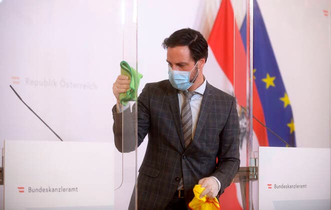 Wien 10.04.2020, Bundeskanzleramt, Wien, AUT, Akutelle Entwicklungen zur Coronaerkrankung in Oesterreich, Pressekonferenz zum Thema Kapazitaeten in Oesterreichs Spitaelern, im Bild Ein Mitarbeiter des Bundespressedienstes bei der Reinigung von Plexiglas-Schutzvorrichtiungen zwischen zwei Pressekonferenzen im Bundeskanzleramt Ein Mitarbeiter des Bundespressedienstes bei der Reinigung von Plexiglas-Schutzvorrichtiungen zwischen zwei Pressekonferenzen im Bundeskanzleramt during a press conference on the subject Capacities in Austria s hospitals of Austrian Goverment about the Coronavirus Pandemie at the Bundeskanzleramt in Wien, Austria on 2020 04 10.