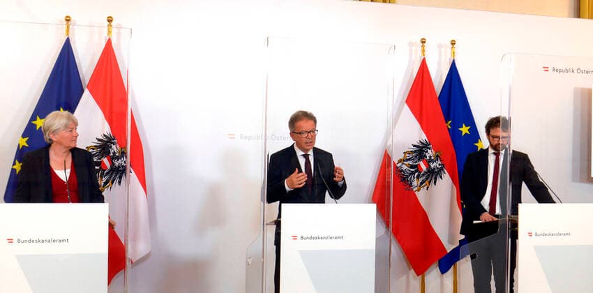 Wien 10.04.2020, Bundeskanzleramt, Wien, AUT, Akutelle Entwicklungen zur Coronaerkrankung in Oesterreich, Pressekonferenz zum Thema Kapazitaeten in Oesterreichs Spitaelern, im Bild v.l.n.r Virologin Elisabeth Puchhammer, Gesundheitsminister Rudolf Anschober (G) und Herwig Ostermann (Gesundheit Oesterreich) v.l.n.r Virologin Elisabeth Puchhammer, Gesundheitsminister Rudolf Anschober (G) und Herwig Ostermann (Gesundheit Oesterreich) during a press conference on the subject Capacities in Austria s hospitals of Austrian Goverment about the Coronavirus Pandemie at the Bundeskanzleramt in Wien, Austria on 2020 04 10.