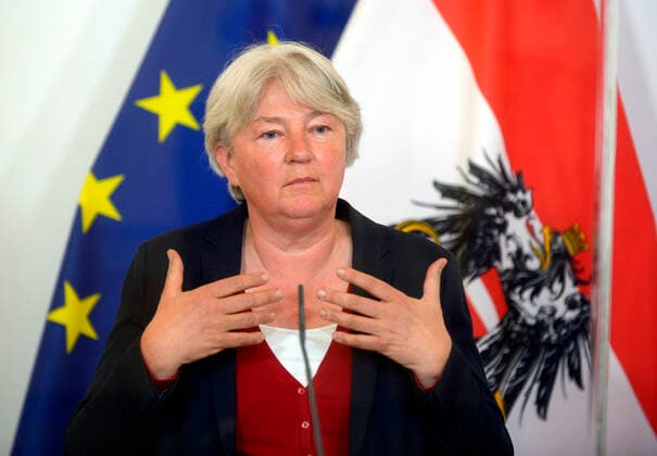 Wien 10.04.2020, Bundeskanzleramt, Wien, AUT, Akutelle Entwicklungen zur Coronaerkrankung in Oesterreich, Pressekonferenz zum Thema Kapazitaeten in Oesterreichs Spitaelern, im Bild Virologin Elisabeth Puchhamme Virologin Elisabeth Puchhamme during a press conference on the subject Capacities in Austria s hospitals of Austrian Goverment about the Coronavirus Pandemie at the Bundeskanzleramt in Wien, Austria on 2020 04 10.