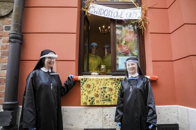 Sisters of the Holy Spirit open Guido s Window where they distribute food for those in need Sisters of the Holy Spirit open Guido s Window where they distribute food for those in need during the coronavirus outbreak on April 10, 2020 in Krakow, Poland EN_01424250_0011 