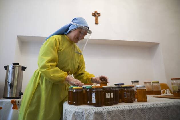 Sisters of the Holy Spirit open Guido s Window where they distribute food for those in need Sisters of the Holy Spirit open Guido s Window where they distribute food for those in need during the coronavirus outbreak on April 10, 2020 in Krakow, Poland EN_01424250_0015 
