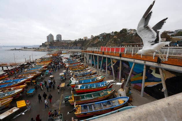 Valparaiso, April 10, 2020 People make their purchases in Caleta Portales de Valparaiso Raul Zamora Aton Chile, Valparaiso Chile Aton 411174  Copyright: RAULxZAMORA ATONCHILE