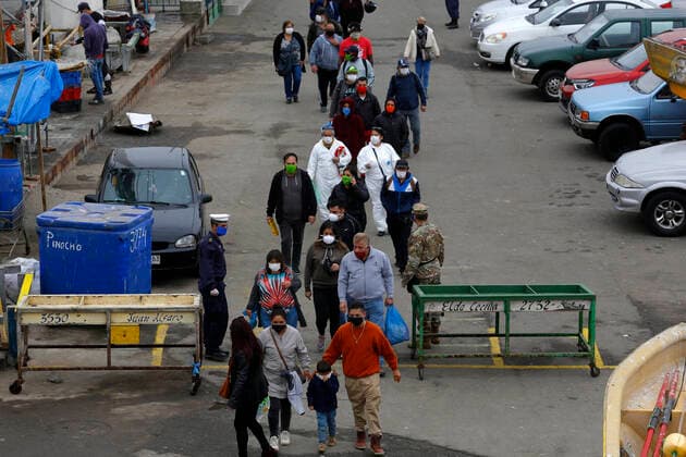 Valparaiso, April 10, 2020 People make their purchases in Caleta Portales de Valparaiso Raul Zamora Aton Chile, Valparaiso Chile Aton 411175  Copyright: RAULxZAMORA ATONCHILE