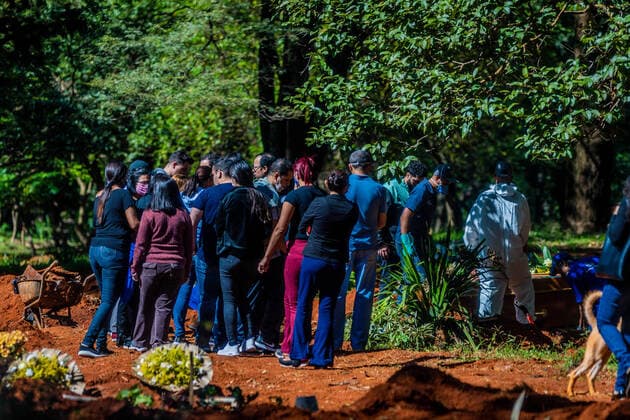 SÃO PAULO, SP - 10.04.2020: COVAS ABERTAS NO CEMITÉRIO DA VILA FORMOSA - Open pits waiting for the dead by the covid-19 and family members following burial in the cemetery of Vila Formosa located in the East Zone of the Capital Paulista, in São Paulo - SP. x1903099x  AntonioxMolina