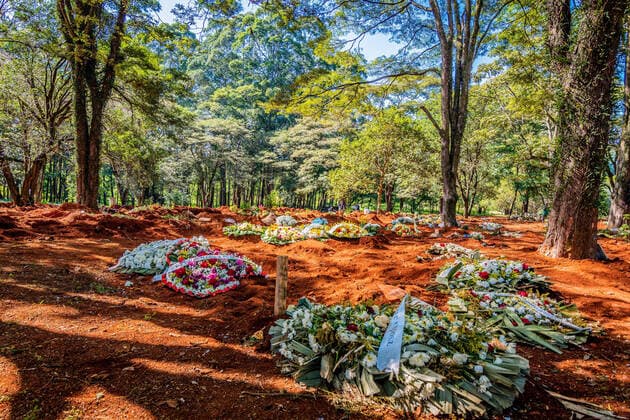 News Bilder des Tages SÃO PAULO, SP - 10.04.2020: COVAS ABERTAS NO CEMITÉRIO DA VILA FORMOSA - Open pits waiting for the dead by the covid-19 and family members following burial in the cemetery of Vila Formosa located in the East Zone of the Capital Paulista, in São Paulo - SP. x1903102x  AntonioxMolina