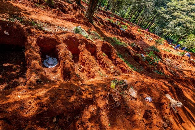 SÃO PAULO, SP - 10.04.2020: COVAS ABERTAS NO CEMITÉRIO DA VILA FORMOSA - Open pits waiting for the dead by the covid-19 and family members following burial in the cemetery of Vila Formosa located in the East Zone of the Capital Paulista, in São Paulo - SP. x1903104x  AntonioxMolina
