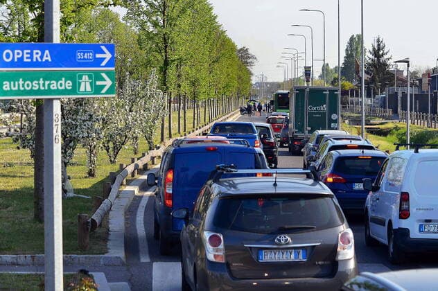 Milan, coronavirus - Carabinieri roadblock in via Ripamonti, to control mobility and discourage possible Easter exodus (Maurizio Maule Fotogramma, Milan - 2020-04-10) p.s. la foto e utilizzabile nel rispetto del contesto in cui e stata scattata, e senza intento diffamatorio del decoro delle persone rappresentate  Copyright: xMaurizioxMaulex xFOTOGRAMMAx