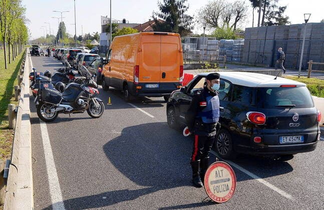 Milan, coronavirus - Carabinieri roadblock in via Ripamonti, to control mobility and discourage possible Easter exodus (Maurizio Maule Fotogramma, Milan - 2020-04-10) p.s. la foto e utilizzabile nel rispetto del contesto in cui e stata scattata, e senza intento diffamatorio del decoro delle persone rappresentate  Copyright: xMaurizioxMaulex xFOTOGRAMMAx