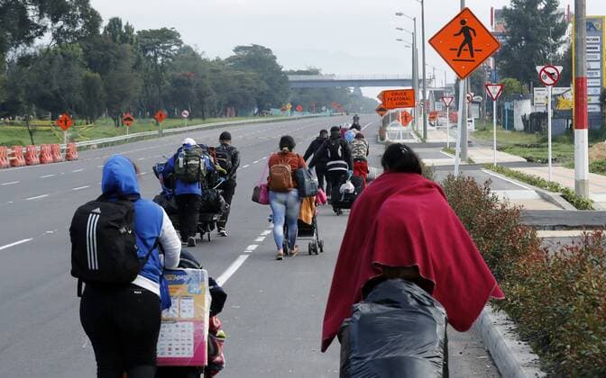 Venezuelan citizens return to their country, through the northern toll of Bogota, Colombia, 10 April 2020. In the absence of a refuge and economic possibilities caused by the covid-19, the Rojas family of 17 people, returned to Venezuela after spending a year in the capital. Venezuelan migrants leave Bogota to return to Venezuela !ACHTUNG: NUR REDAKTIONELLE NUTZUNG!  Copyright: xMauricioxDuenasxCastanedax AME1688 20200410-637221413071492445